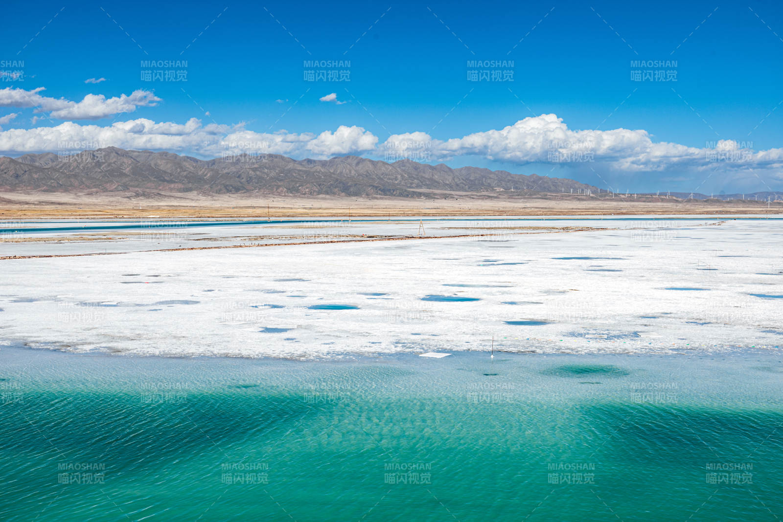 碧水盐湖映蓝天图片