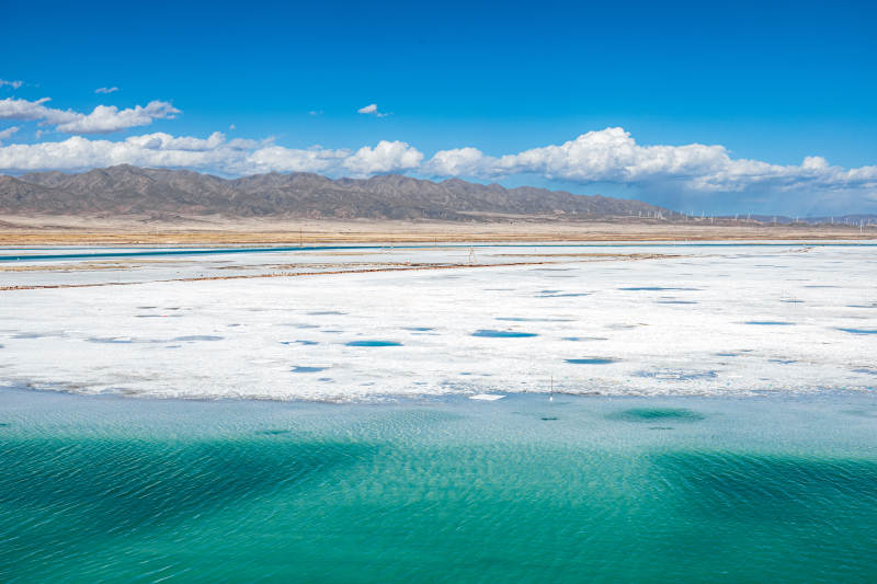 碧水盐湖映蓝天图片