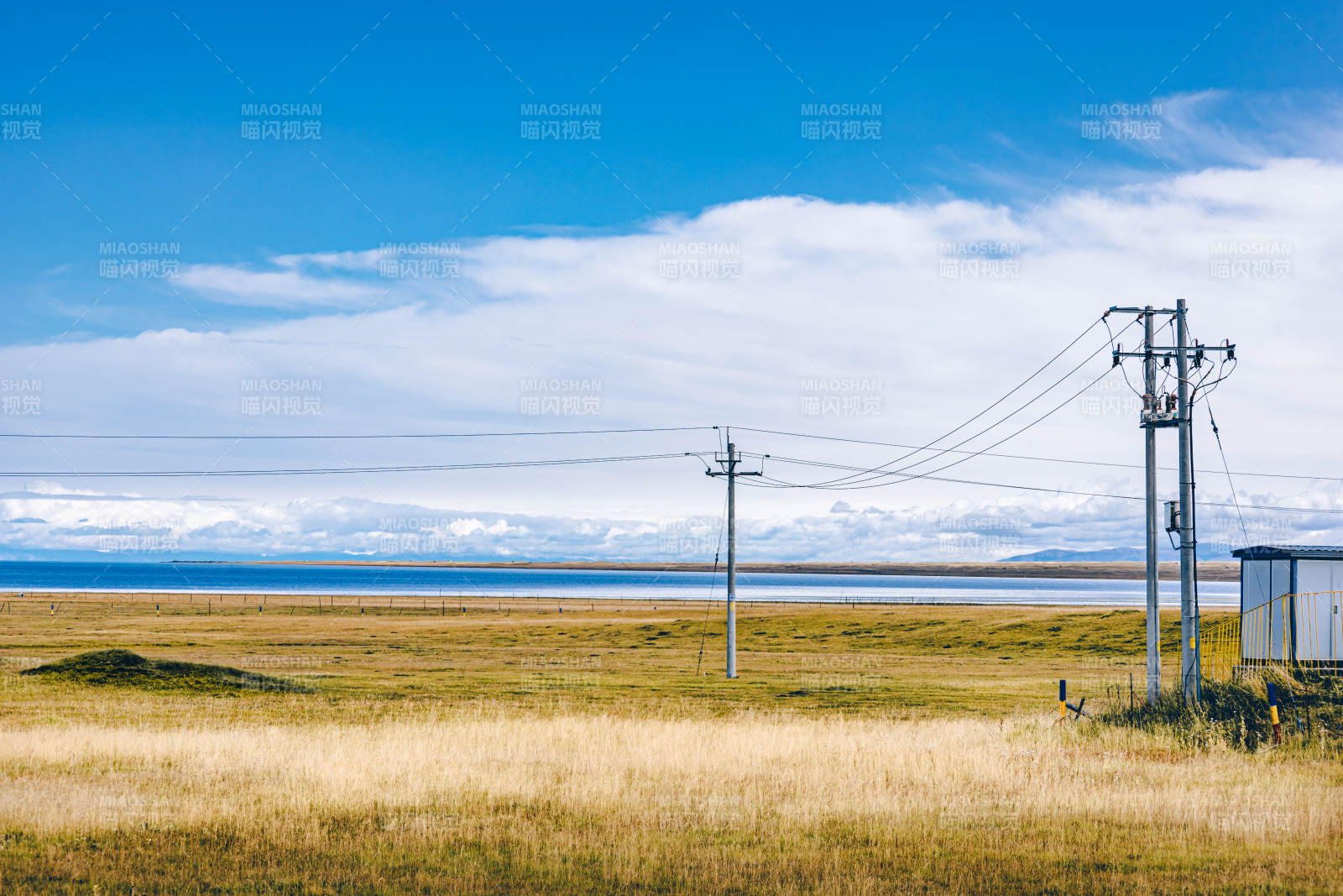草原上的电线杆图片