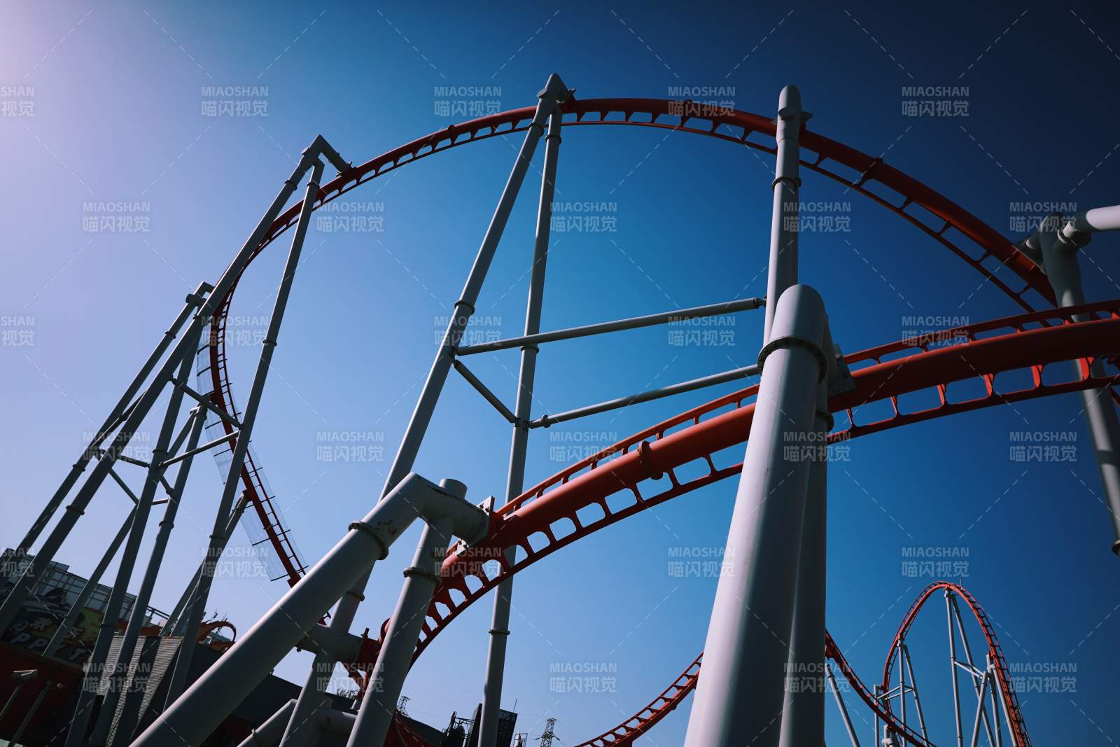 红色过山车蓝天背景图片