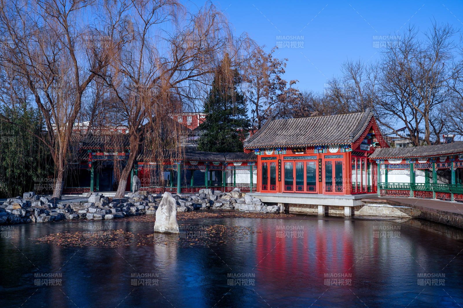 北京后海湖畔红亭倒影图片