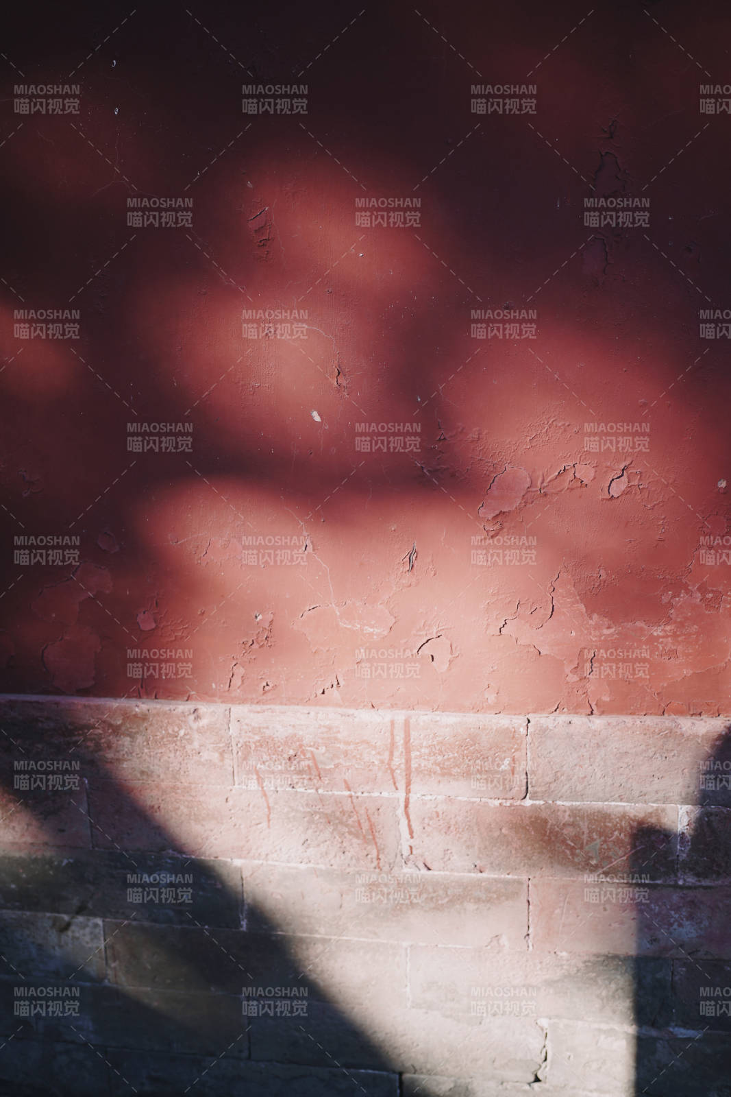 光影斑驳的墙影图片