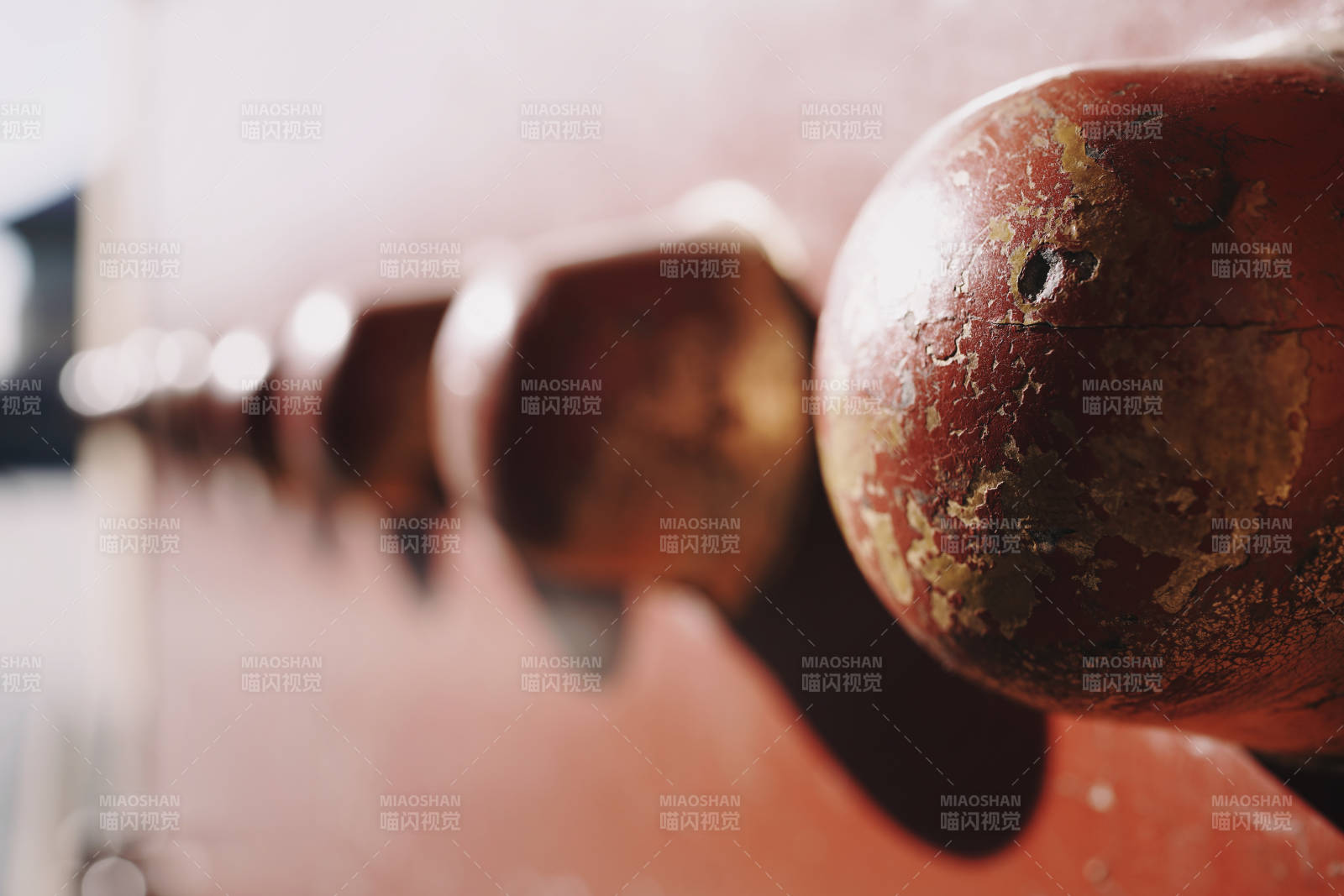 锈迹斑斑的门钉图片