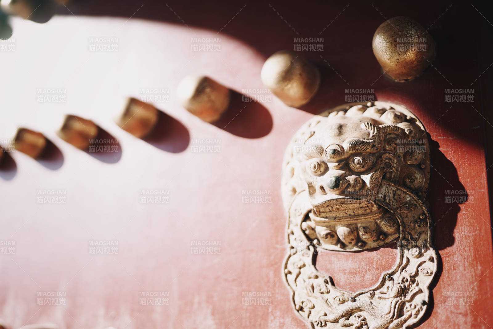 古铜门环与石珠图片