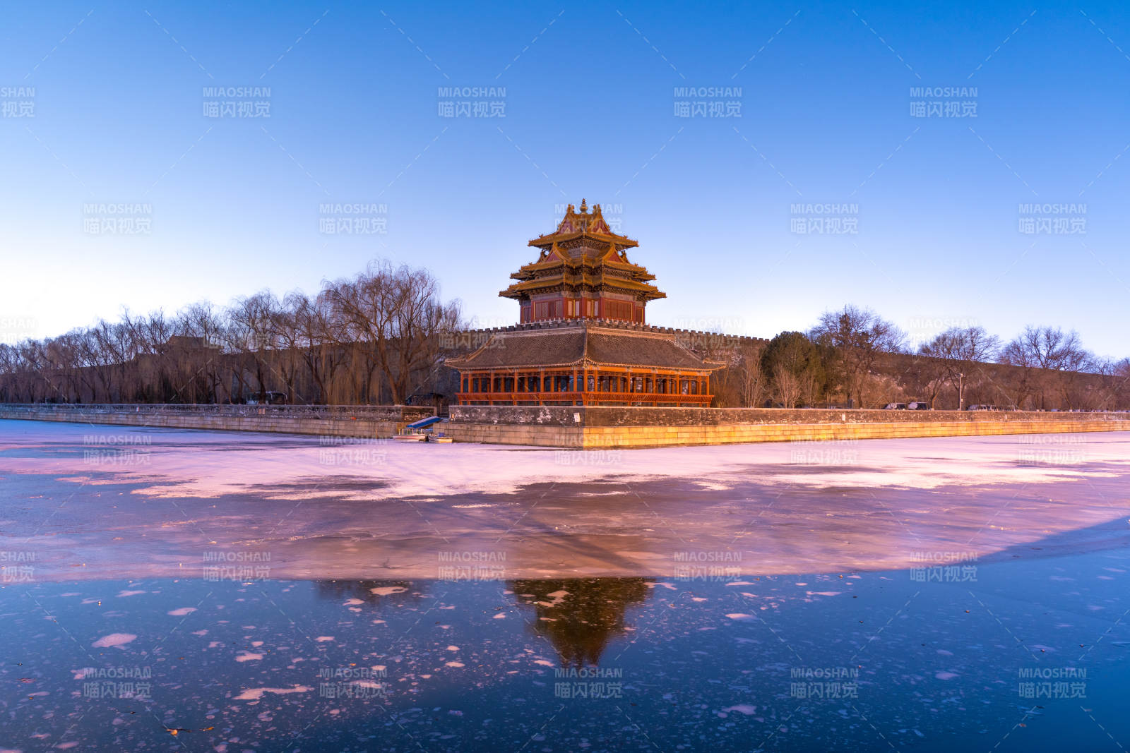 冬日故宫角楼倒影图片