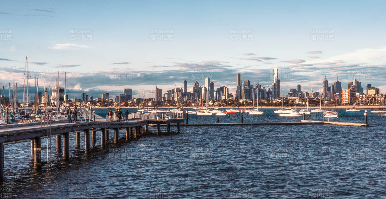 墨尔本城市天际线与码头图片