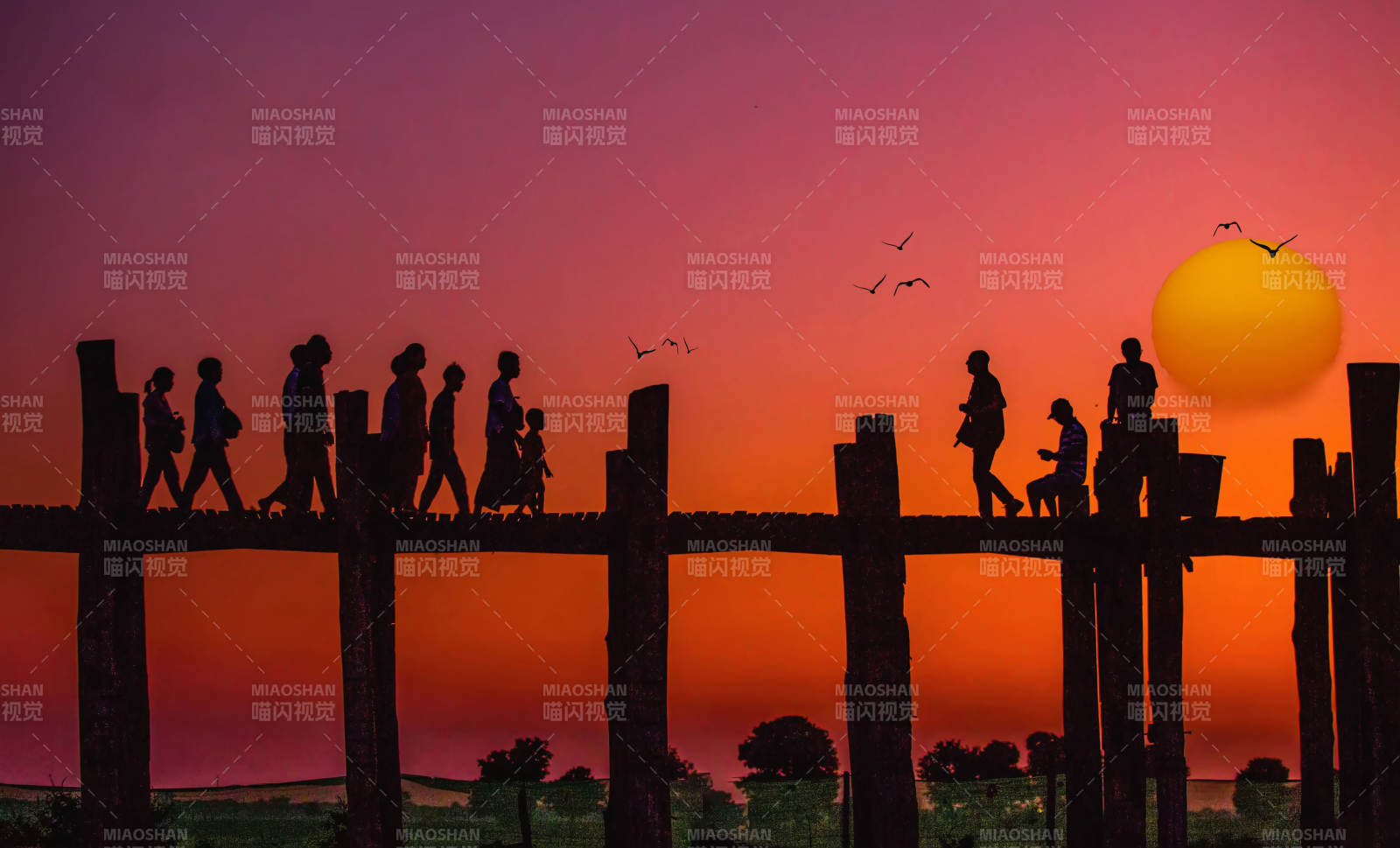 夕阳下的桥上行人（老越风景）图片