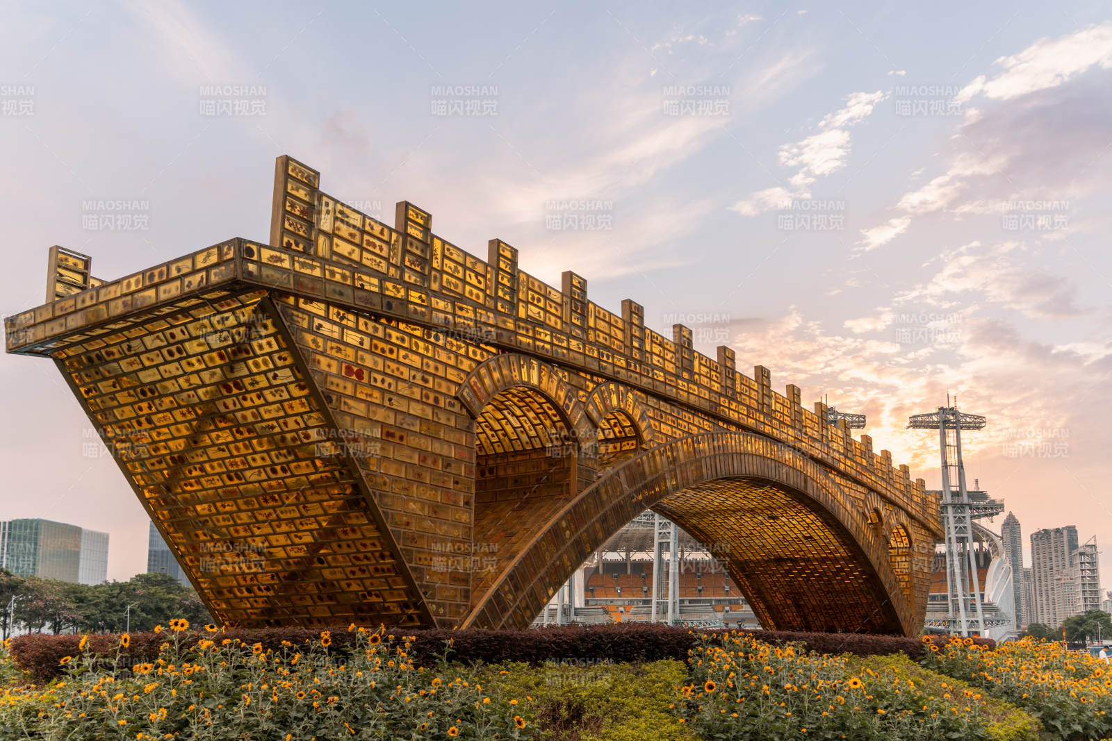 广州海心沙金色拱桥映夕阳图片