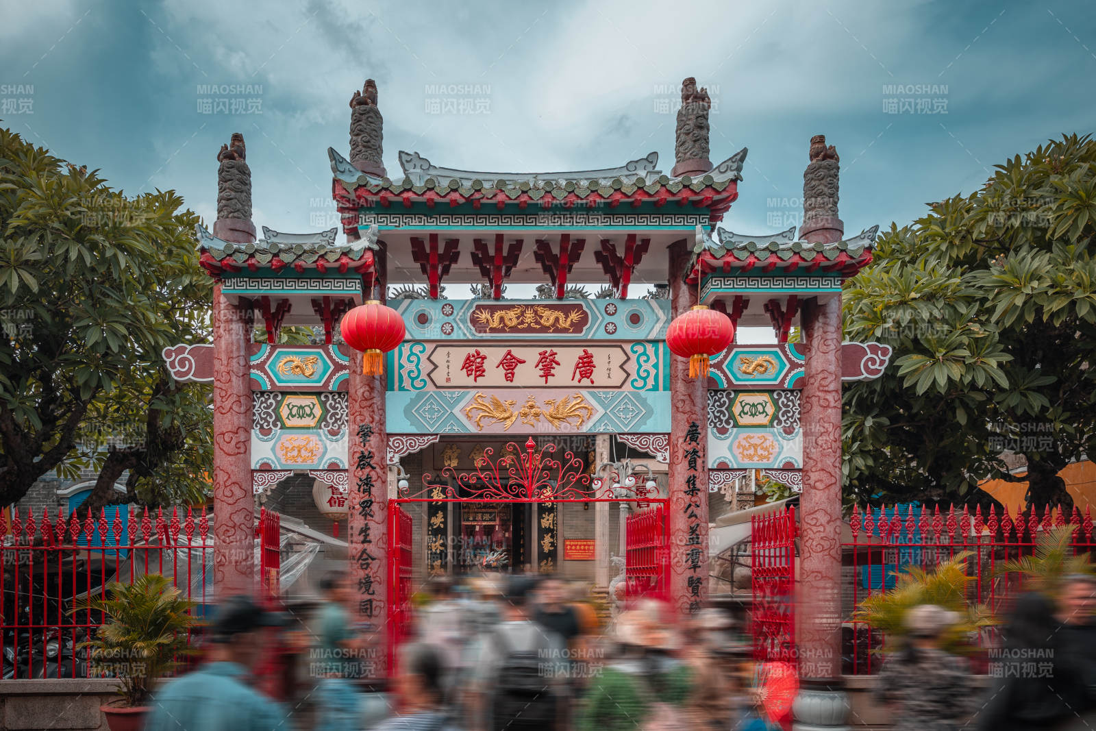 越南广州会馆门前人潮图片