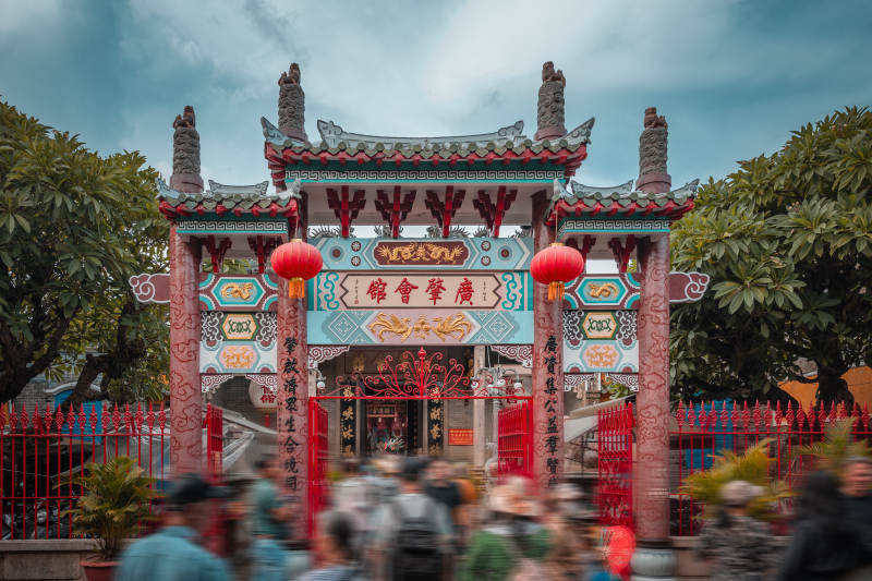 越南广州会馆门前人潮图片