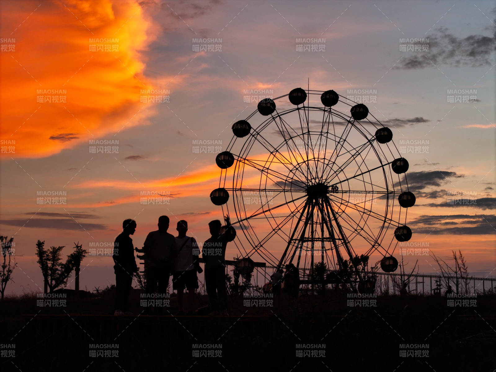 夕阳下的摩天轮图片