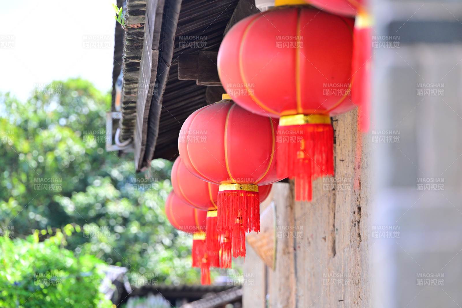 红灯笼挂檐下图片