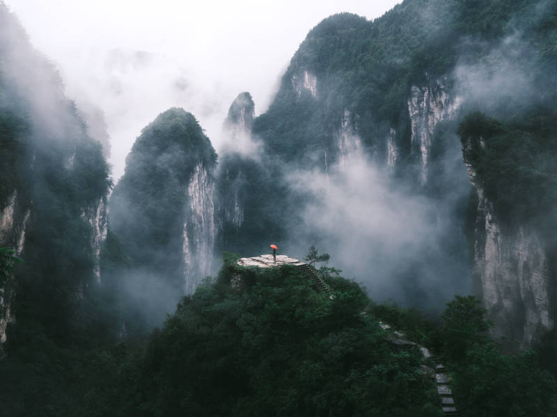 云雾缭绕山巅图片