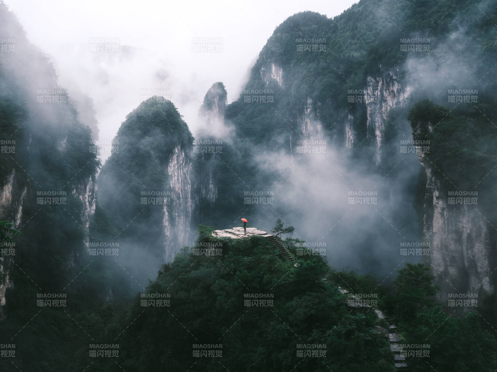 云雾缭绕山巅图片