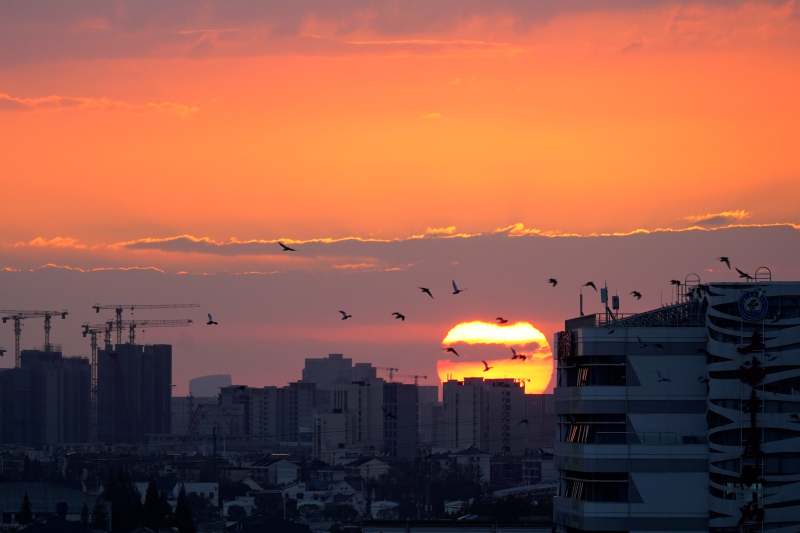 夕阳下的城市剪影图片