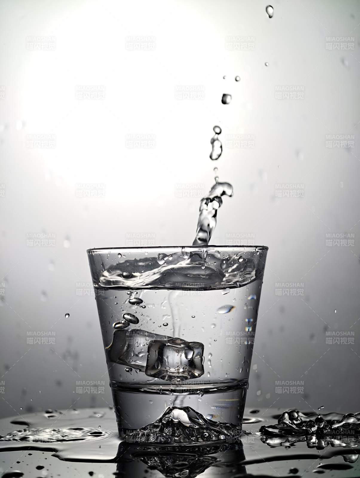 水滴入杯瞬间图片