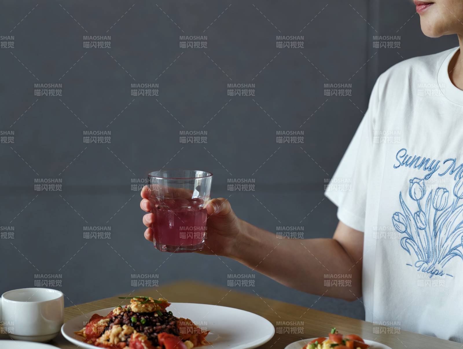 举杯共饮美食时图片