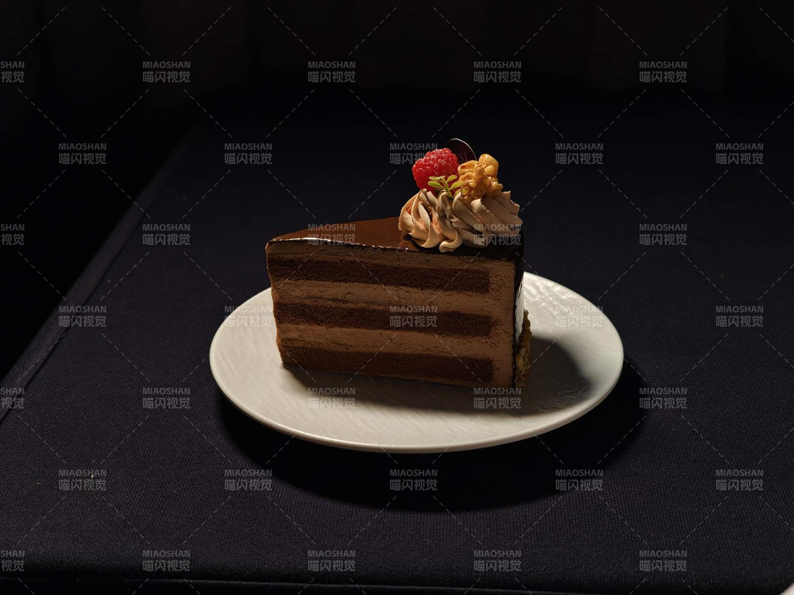 巧克力蛋糕切片图片