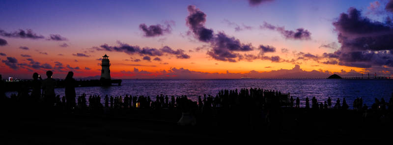 夕阳下的灯塔剪影图片