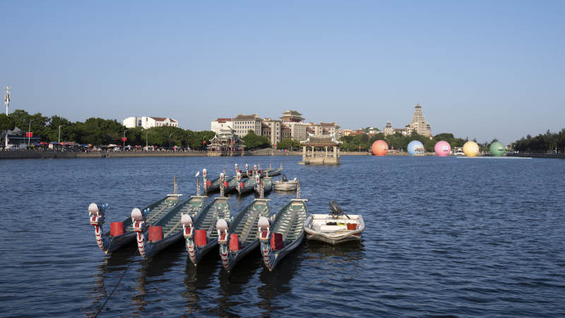 龙舟池龙舟静泊湖面图片
