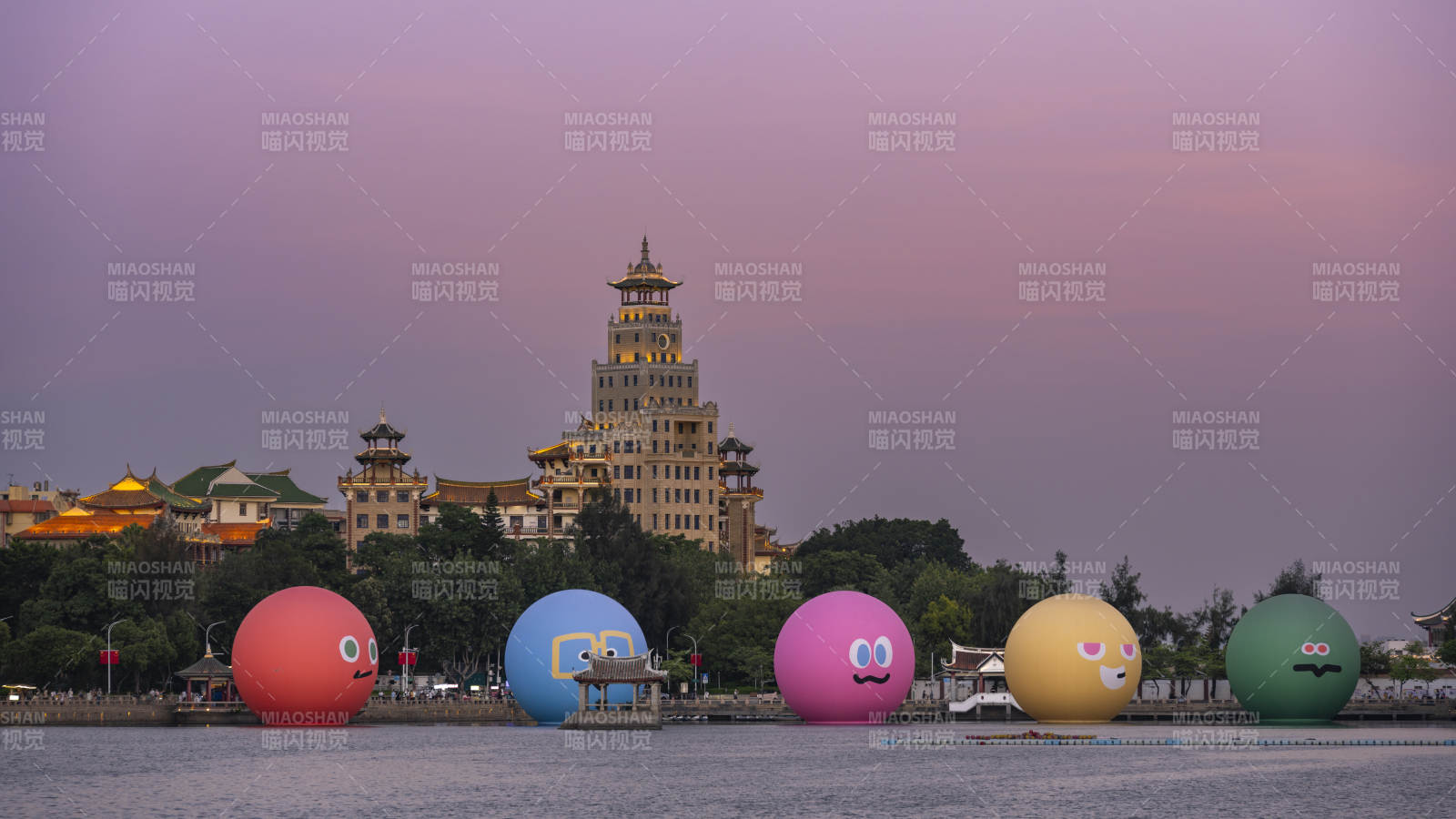 龙舟池彩色气球湖畔夜图片