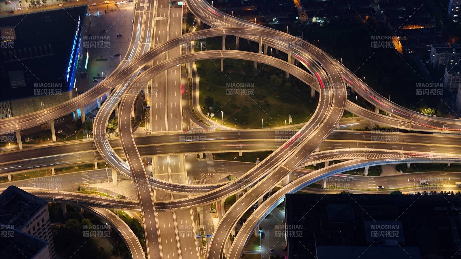 扬州 夜幕下的立交桥图片