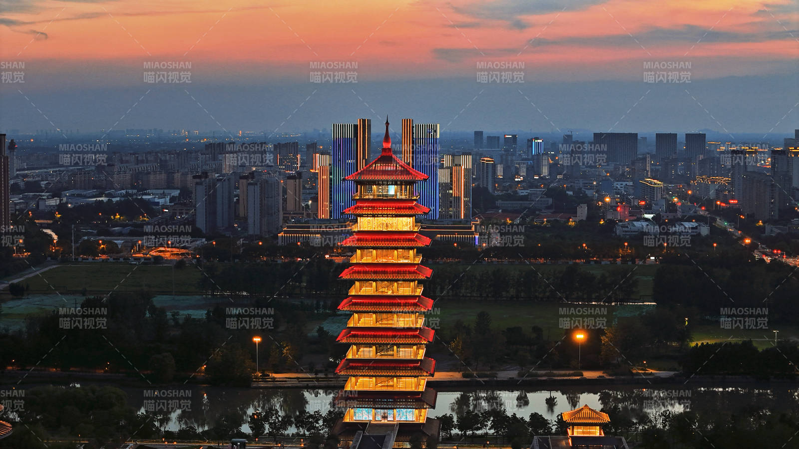 扬州大运河博物馆 夕阳下的城市塔楼图片