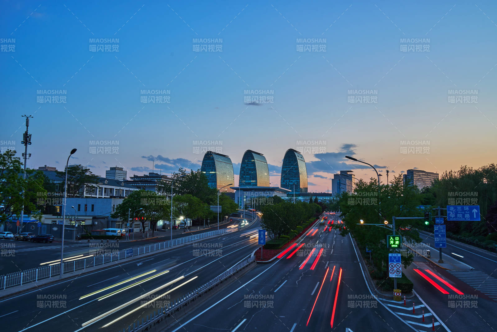 北京西直门城市夜景车流光轨图片