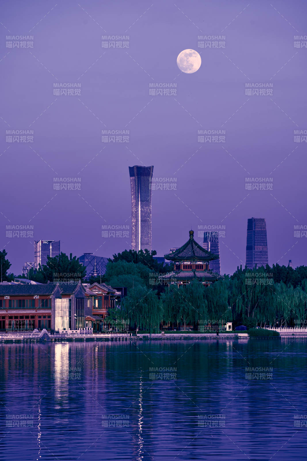 北京后海月照湖畔夜景图片
