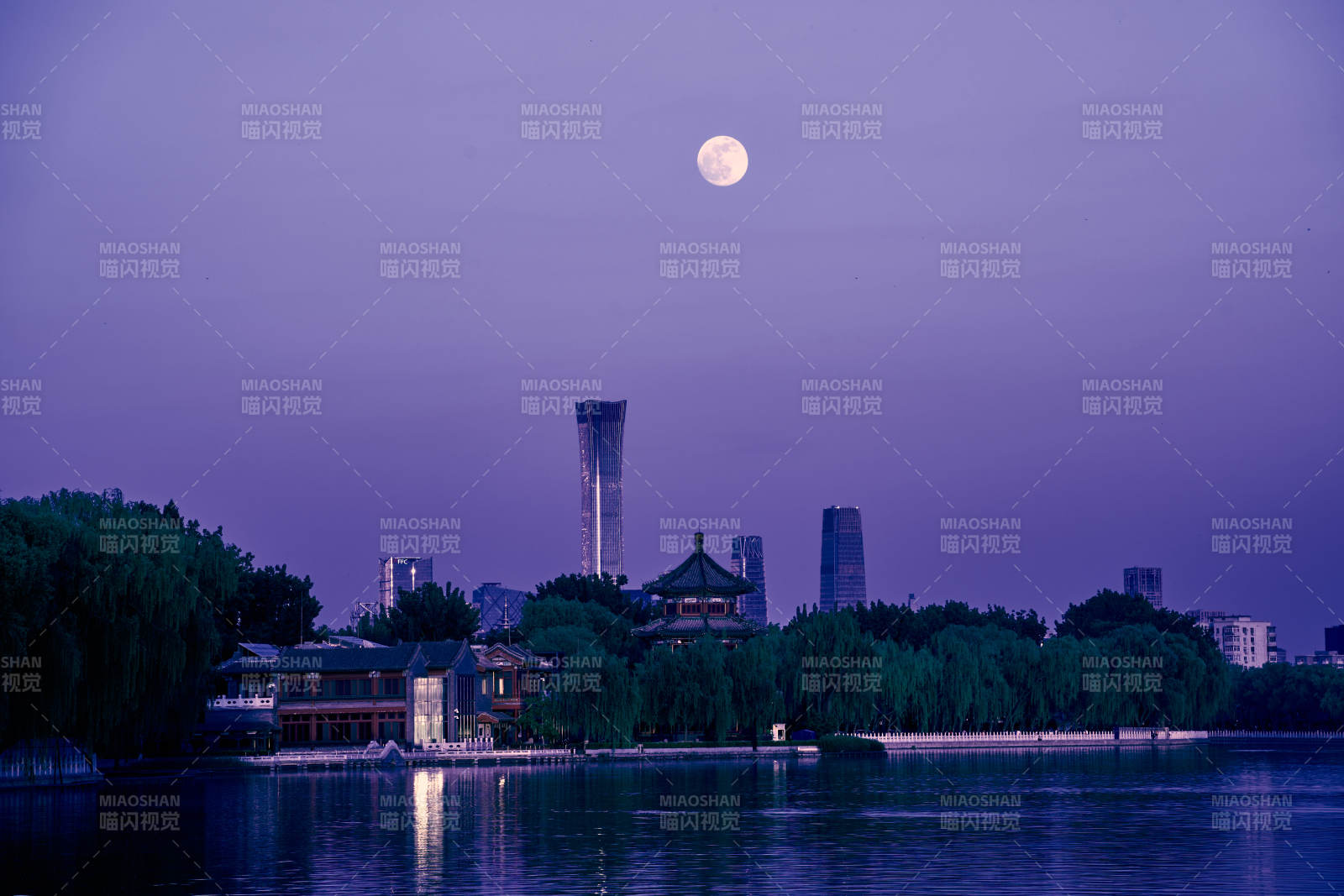 北京后海月下湖畔夜景图片