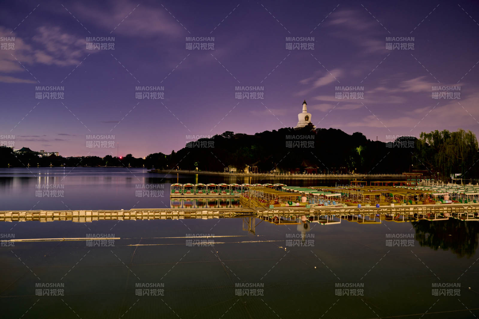 北海公园白塔夜景图片