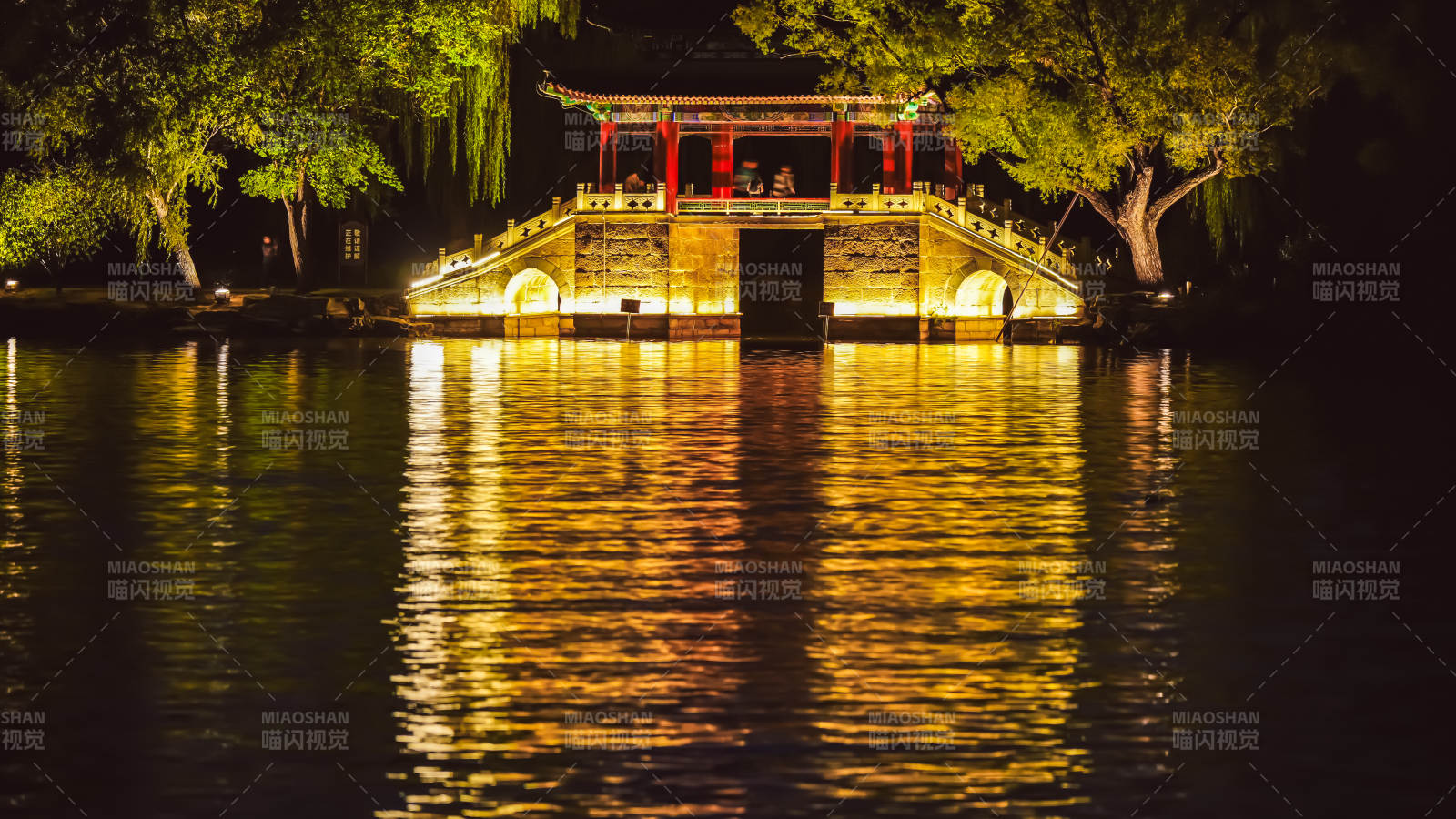 颐和园夜色中的古桥倒影图片