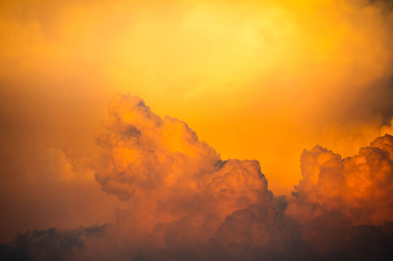 金色云海日落时图片