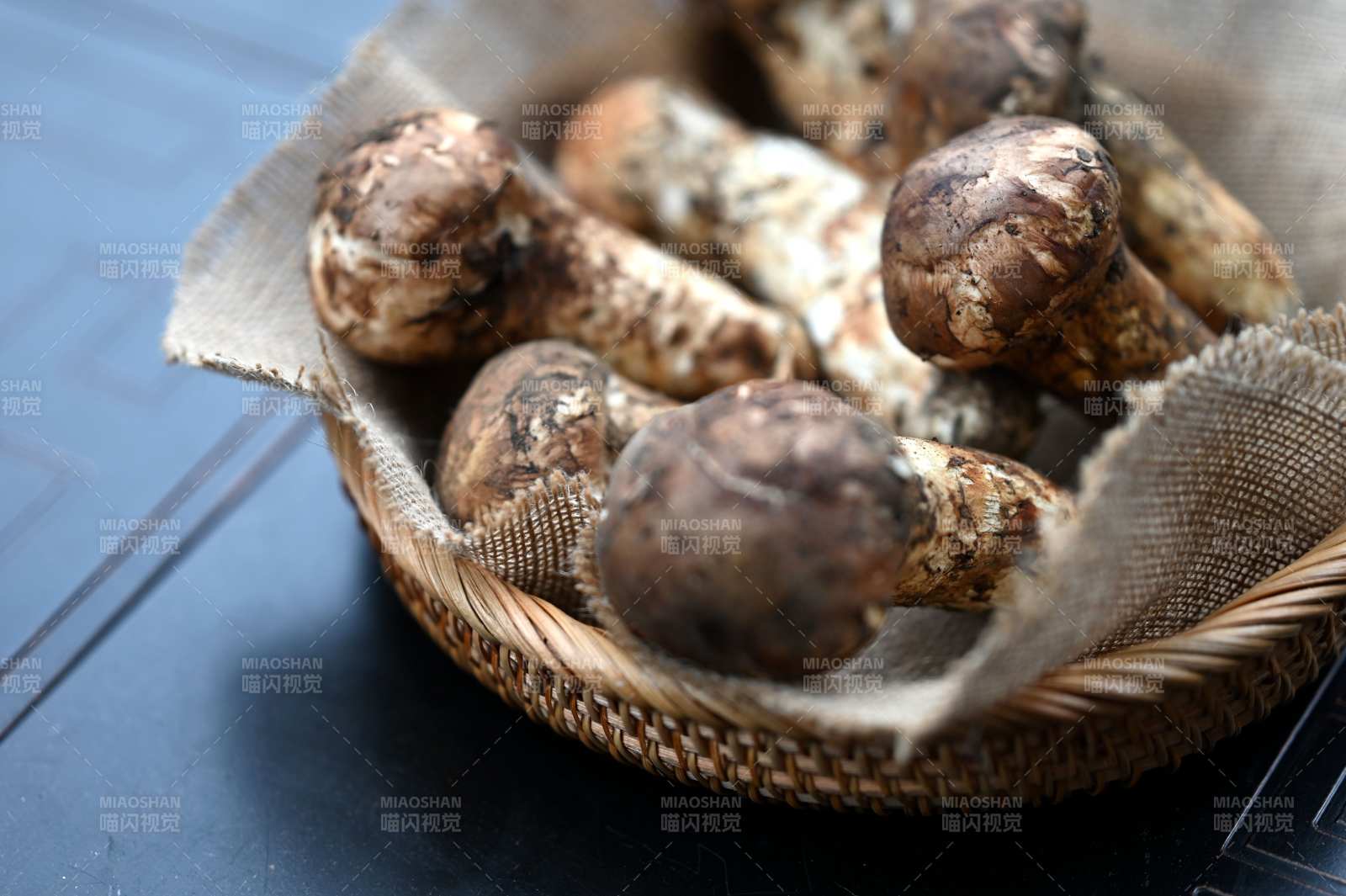 新鲜松茸入篮图片