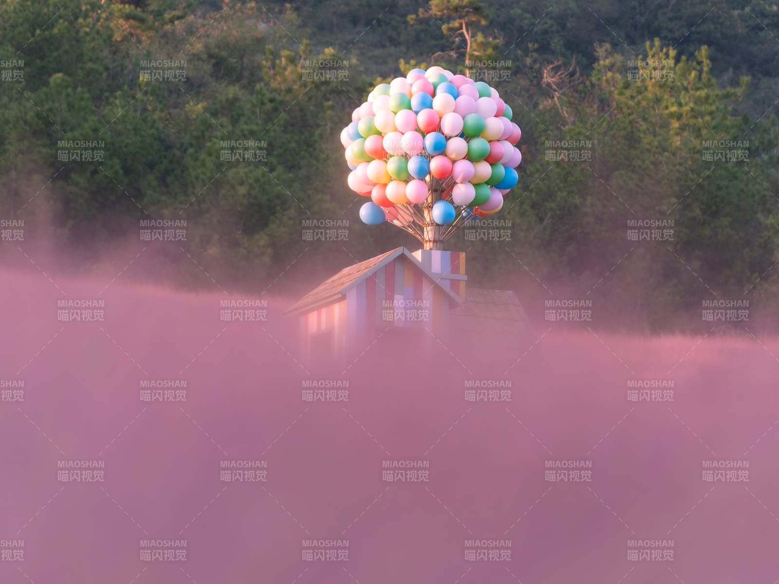气球屋漂浮雾中图片