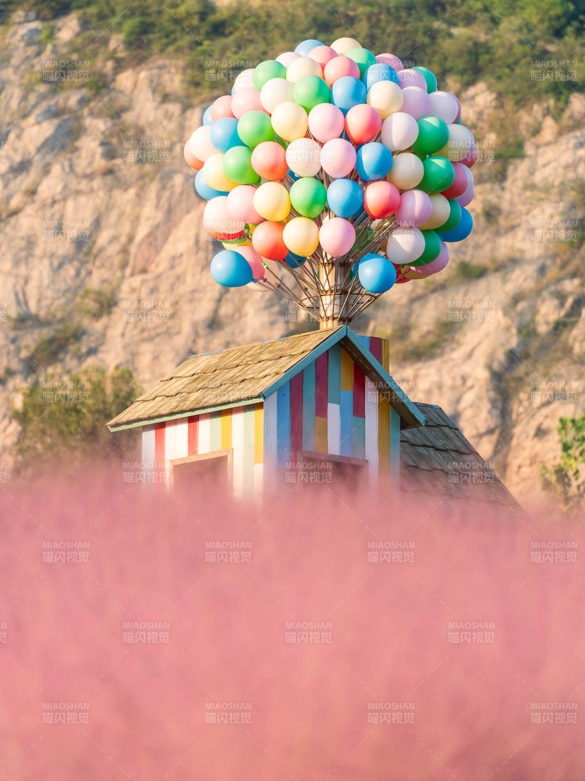 气球屋梦幻飘浮图片