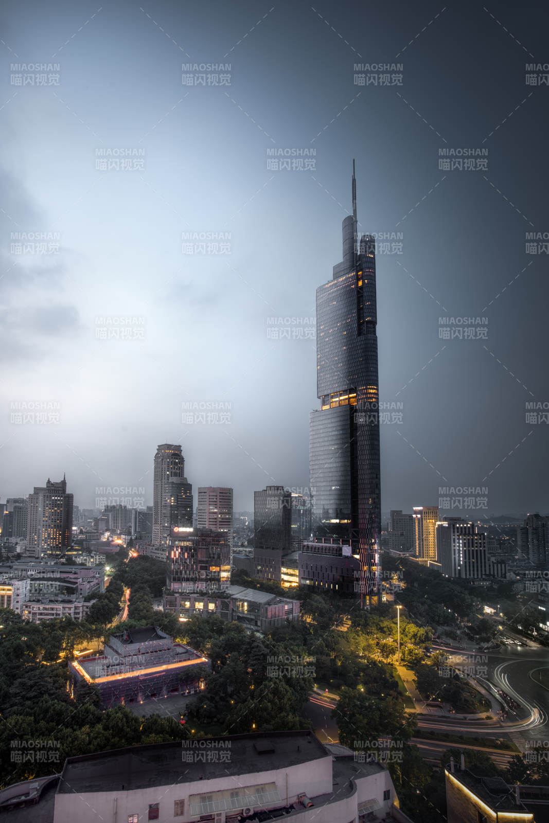 南京城市夜景高楼耸立图片