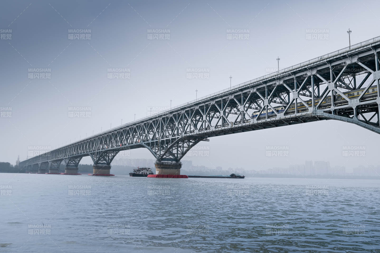 长江大桥横跨江面图片