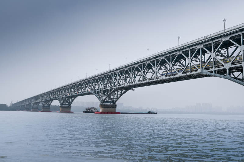 长江大桥横跨江面图片