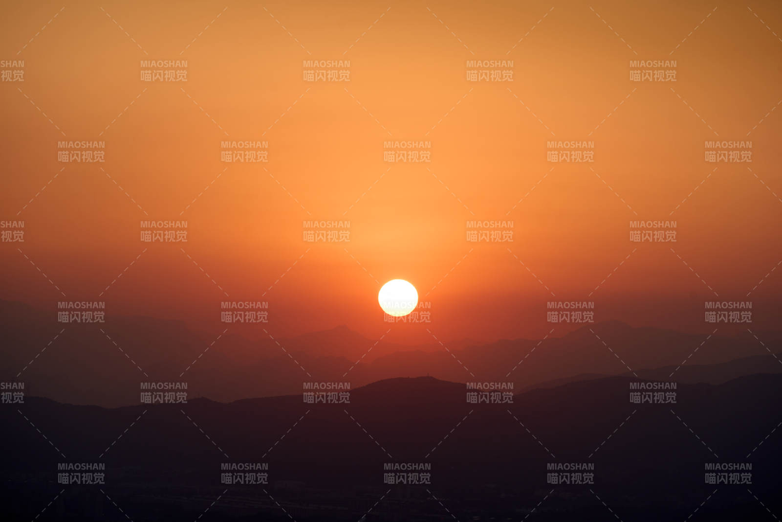 夕阳西下山影朦胧图片