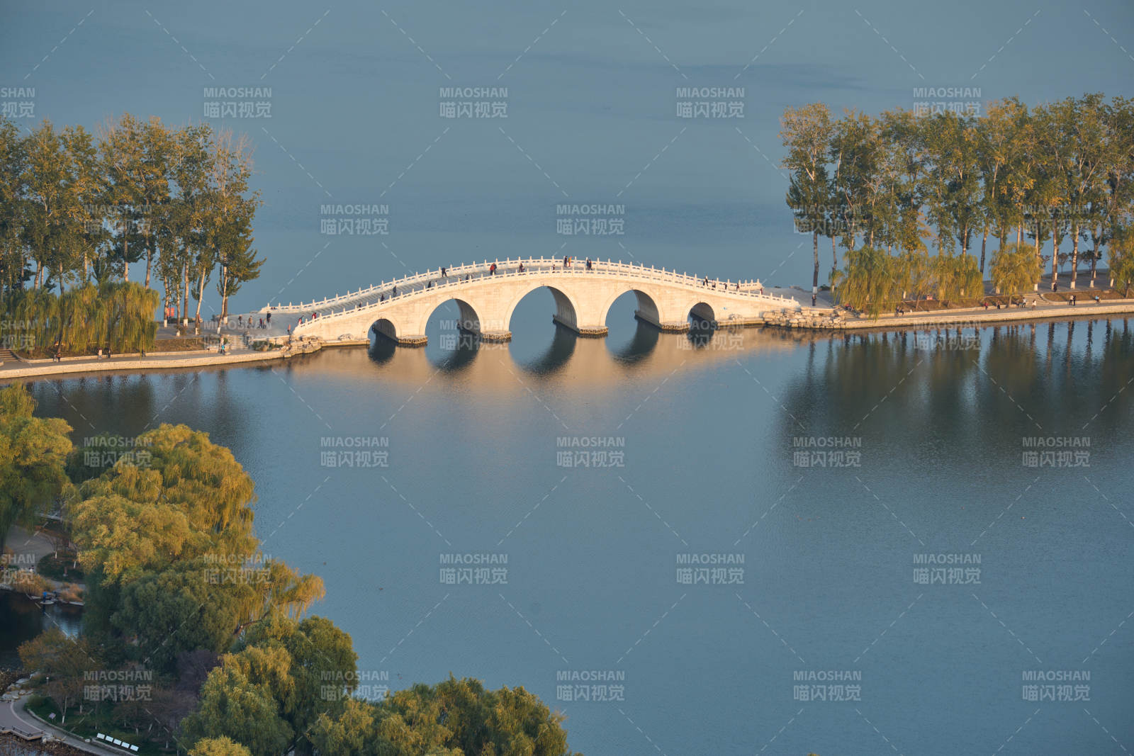 玉渊潭公园桥映湖光图片