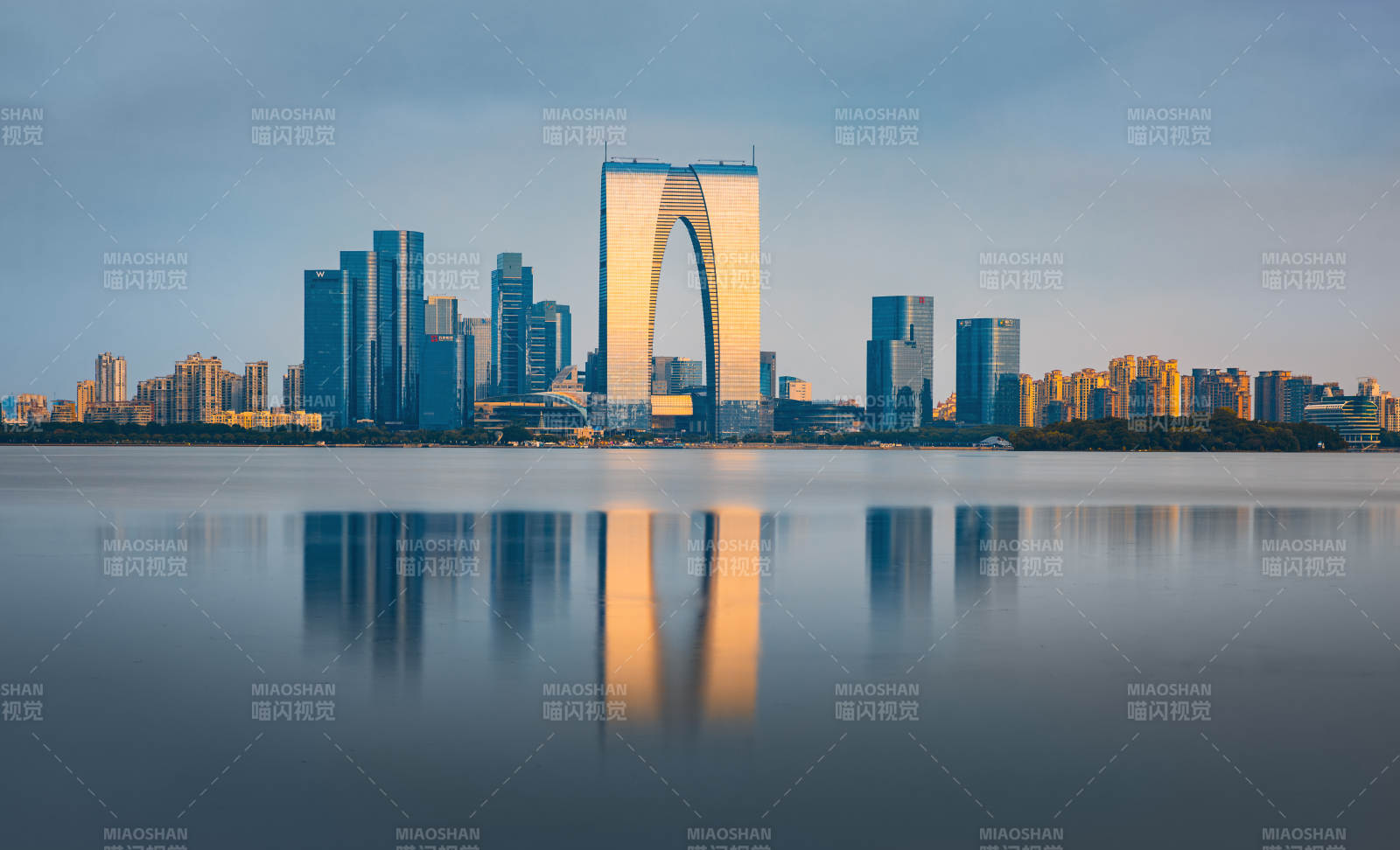 苏州城市天际线倒影图片