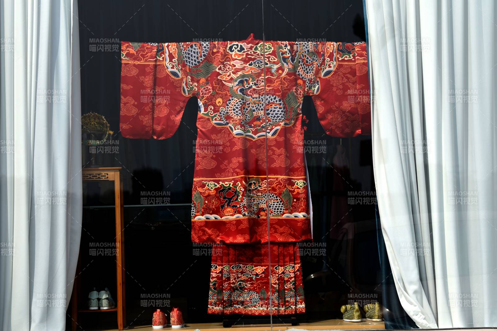 红色龙纹传统服饰图片