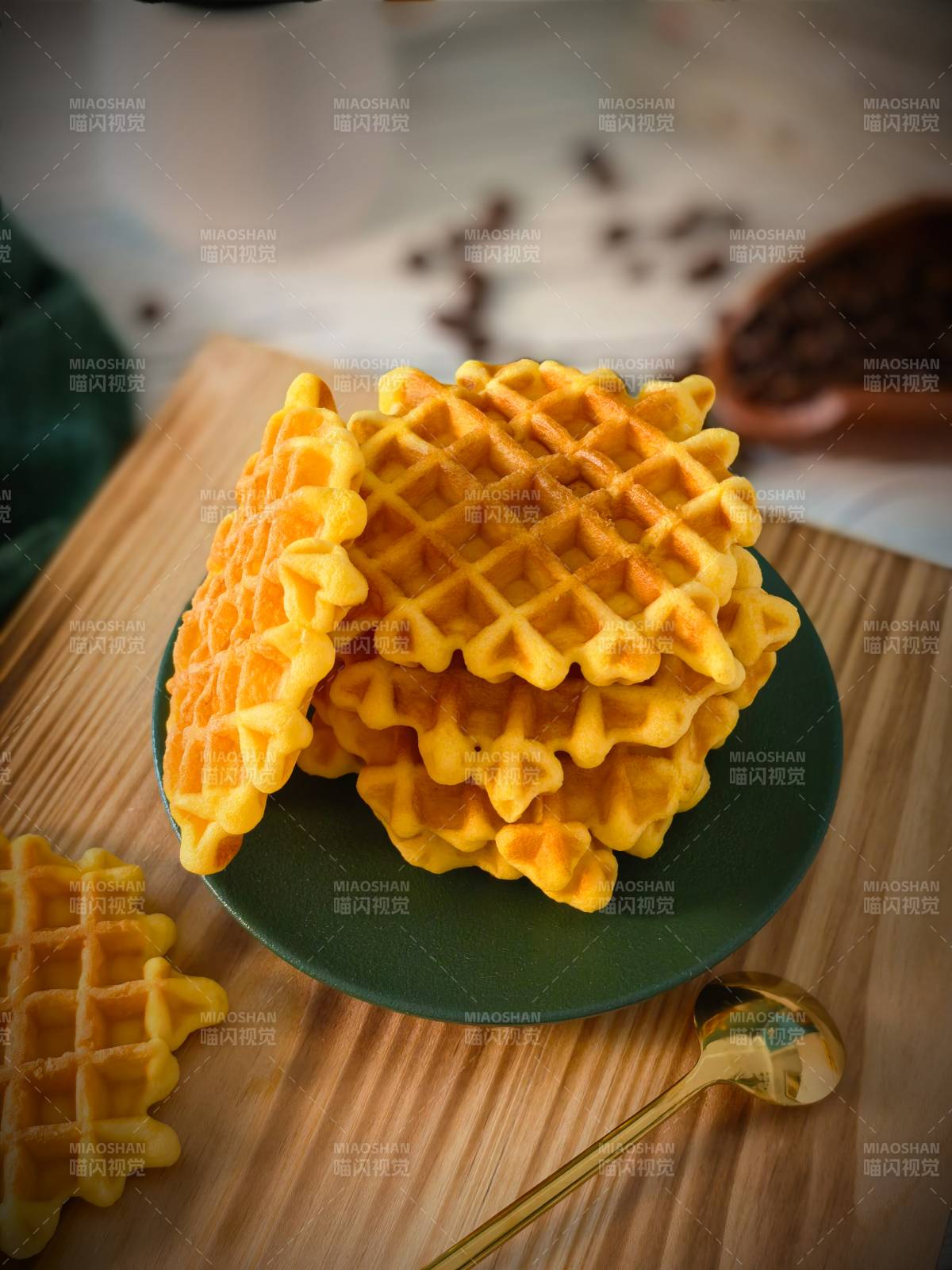 金黄华夫饼堆叠图片