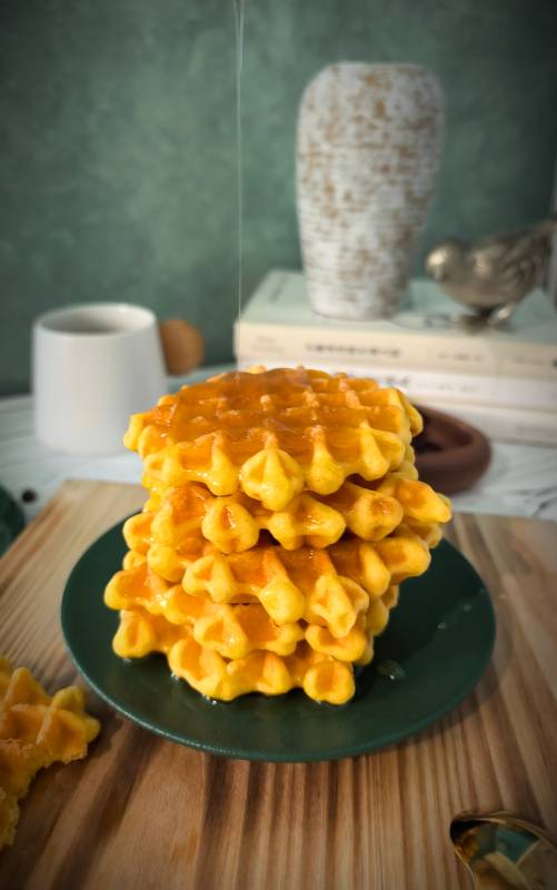 金黄华夫饼堆叠图片