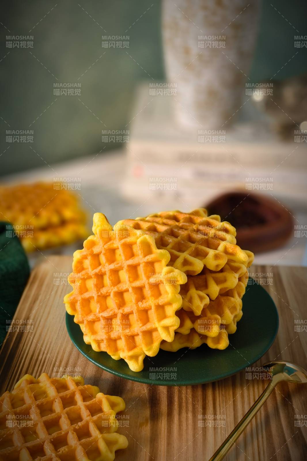 金黄华夫饼堆叠图片