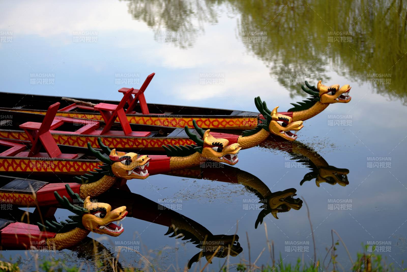 龙舟静泊水映影图片