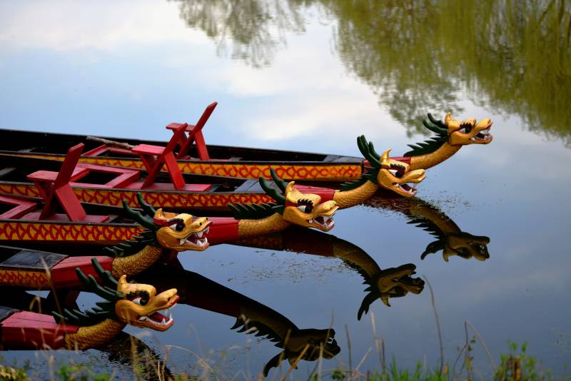 龙舟静泊水映影图片