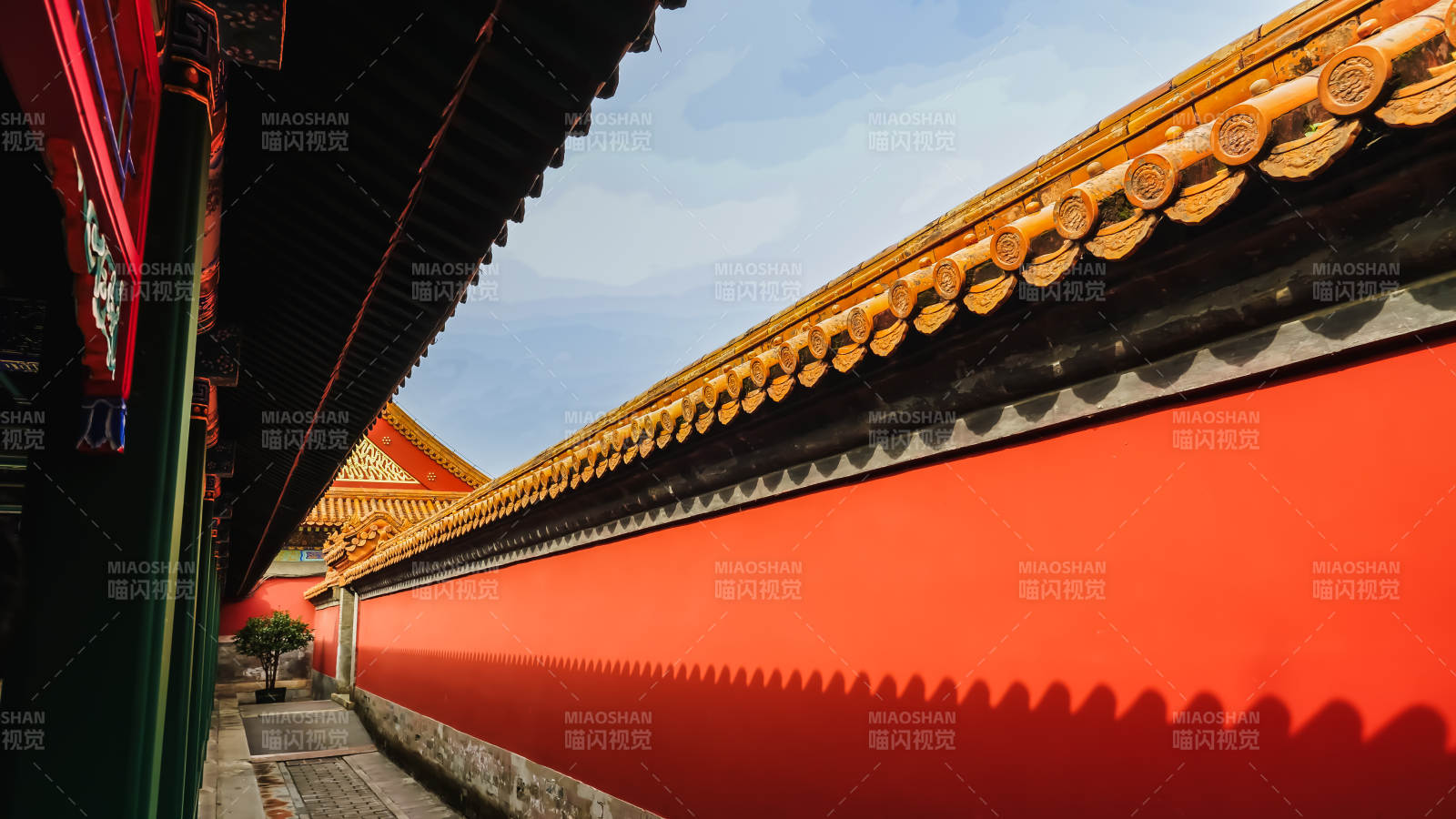 颐和园红墙黄瓦映蓝天图片