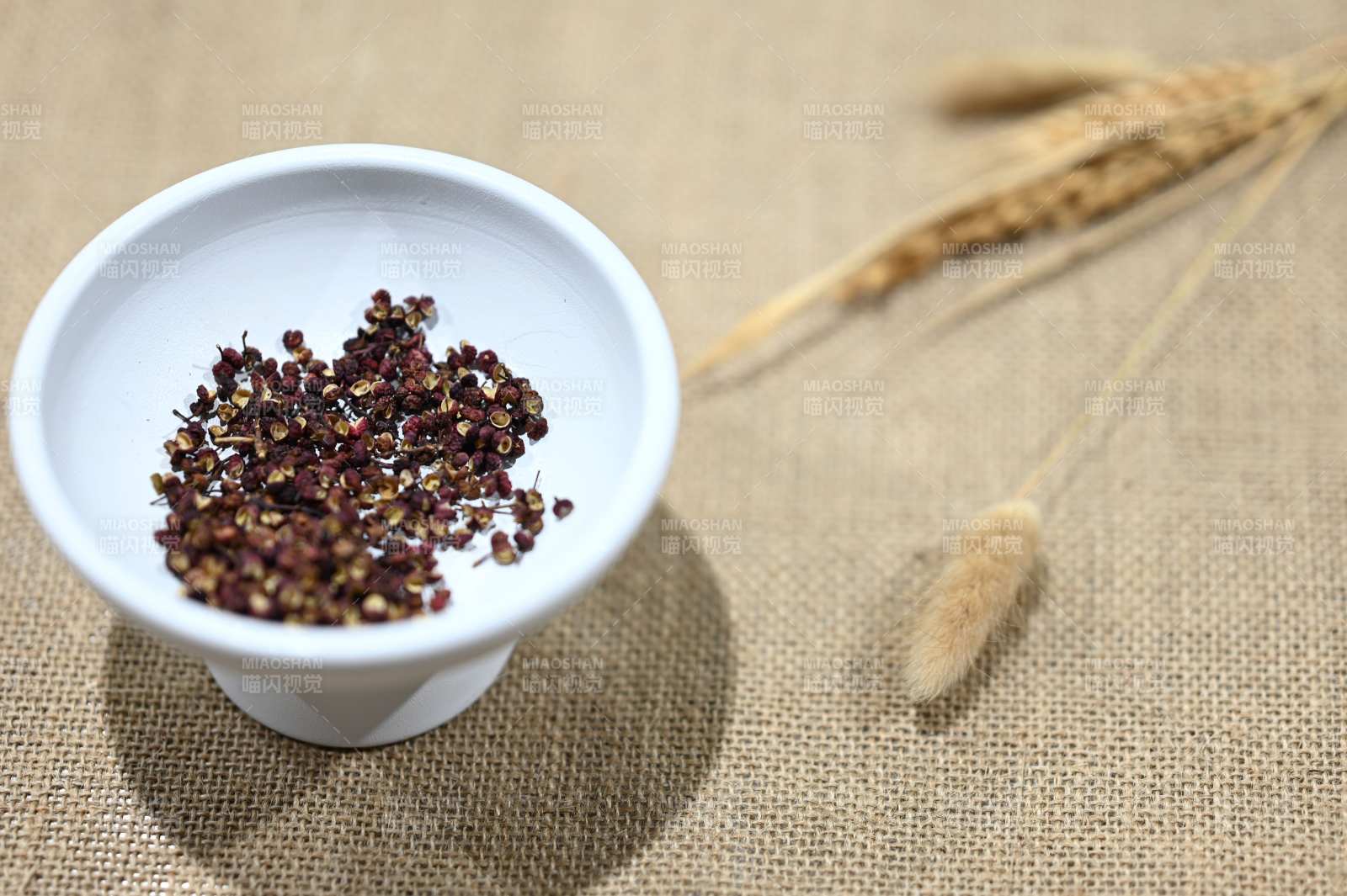 花椒粒与麦穗静物图片